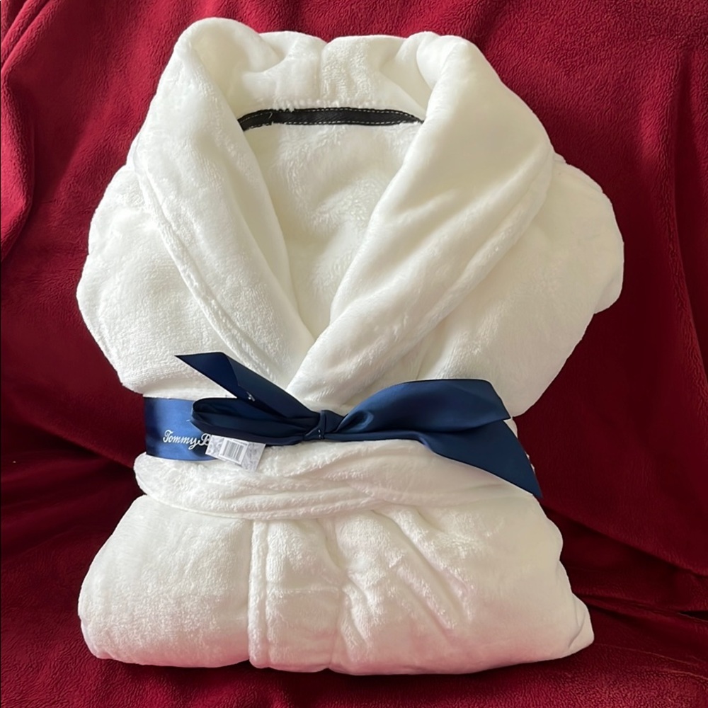 Tommy Bahama White Plush Robe
New with Tags